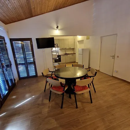 Apartman Apartments By The Sea Mimice - Omis - 2972 Mimice